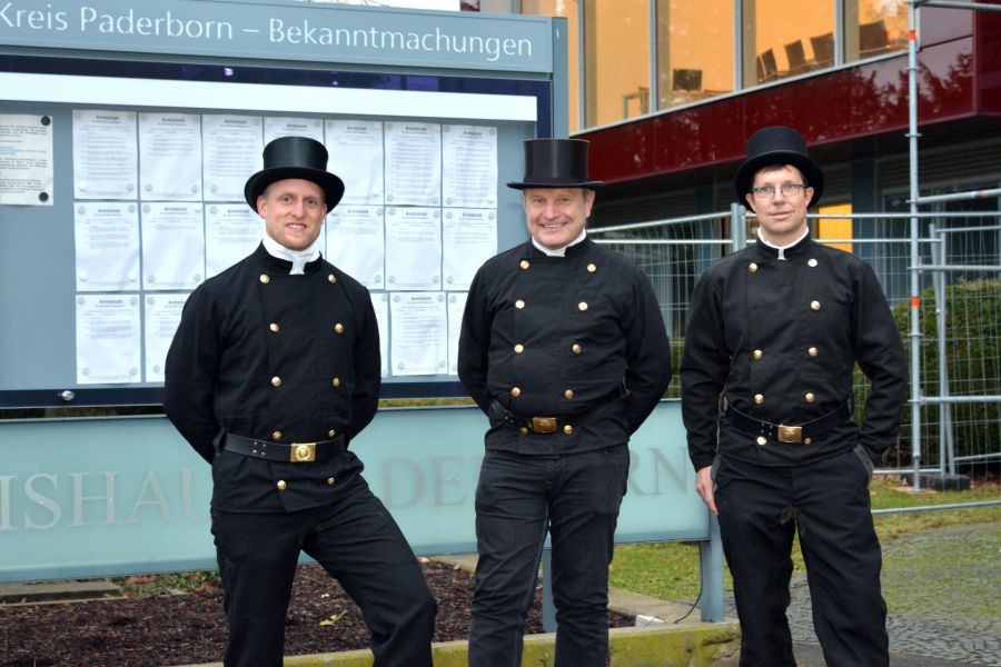 Klaus Bewer (Mitte) gibt seinen Kehrbezirk in gute Hände ab – Phillip Lobbenmeier (links) und Christian Hötger (rechts, Vertretung  der Kreisvereinigung der Schornsteinfeger Paderborn) Bildrechte: Kreis Paderborn, Presse- und Öffentlichkeitsarbeit, Meike Delang